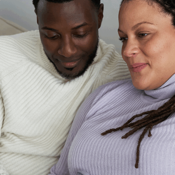 Gezin met man en vrouw in verwachting