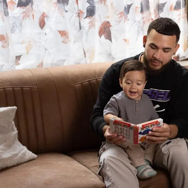 Vader leest boekje met kind