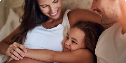 Zwangere vrouw met kind en man