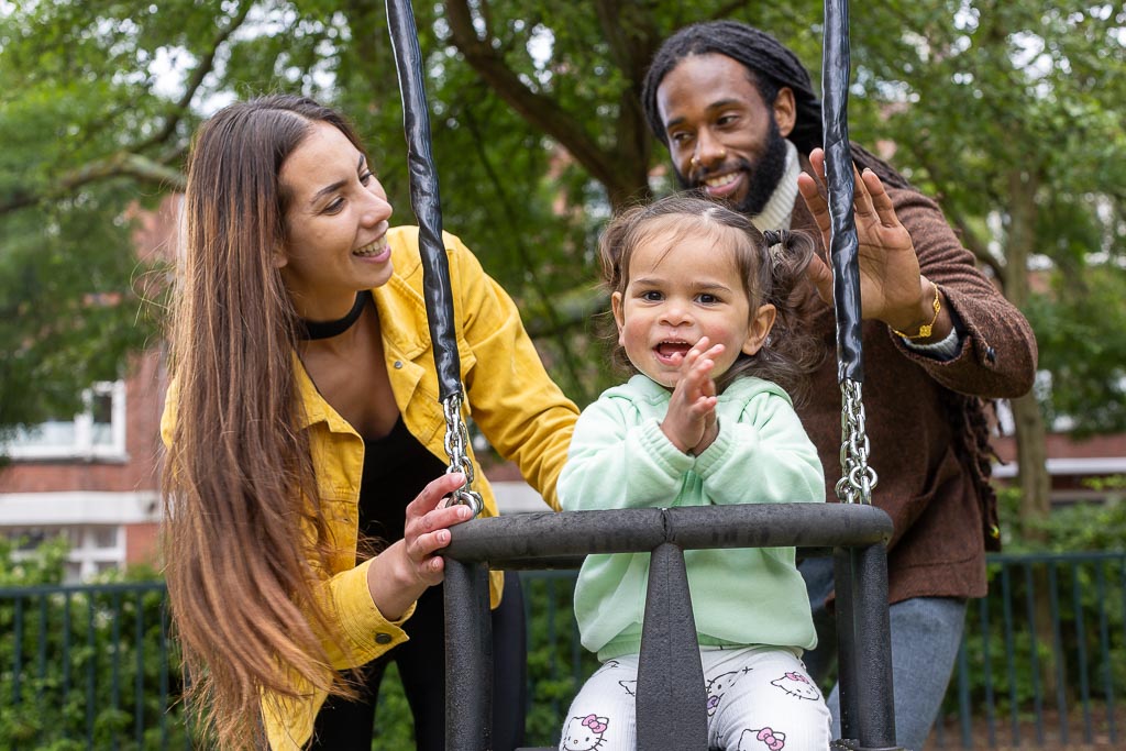 Haagse Kansrijke Start - Familie met kindje op schommel
